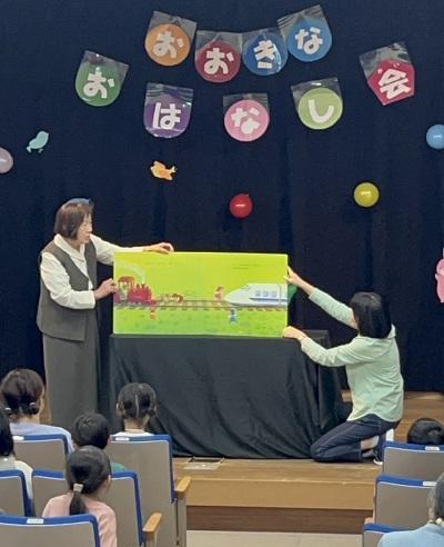 大型絵本を読み聞かせしている様子