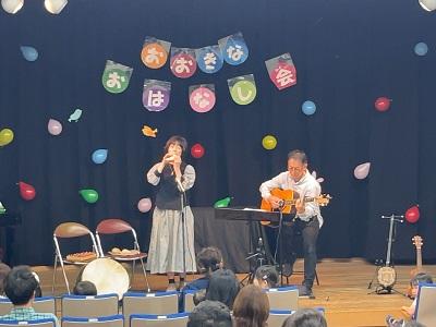 演奏している様子