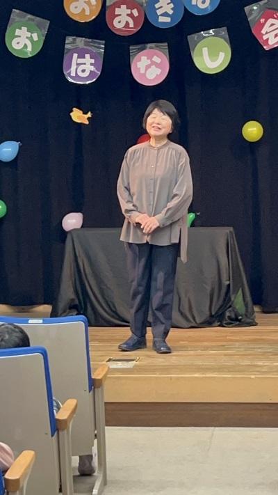 すばなしを行っている様子