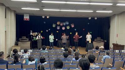 てあそびをしている様子