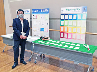 重松さん展示ご覧になっている写真