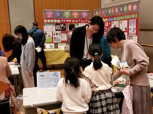公共図書館の展示