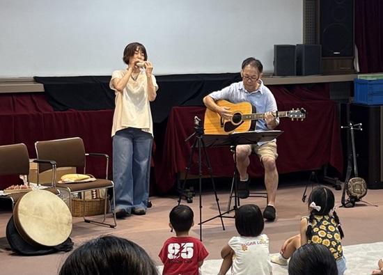 オカリナとギターの演奏風景