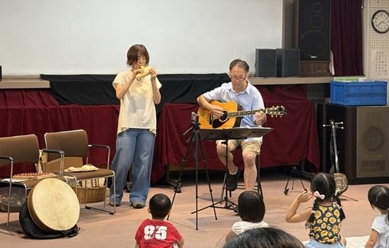 大きなオカリナで演奏する風景