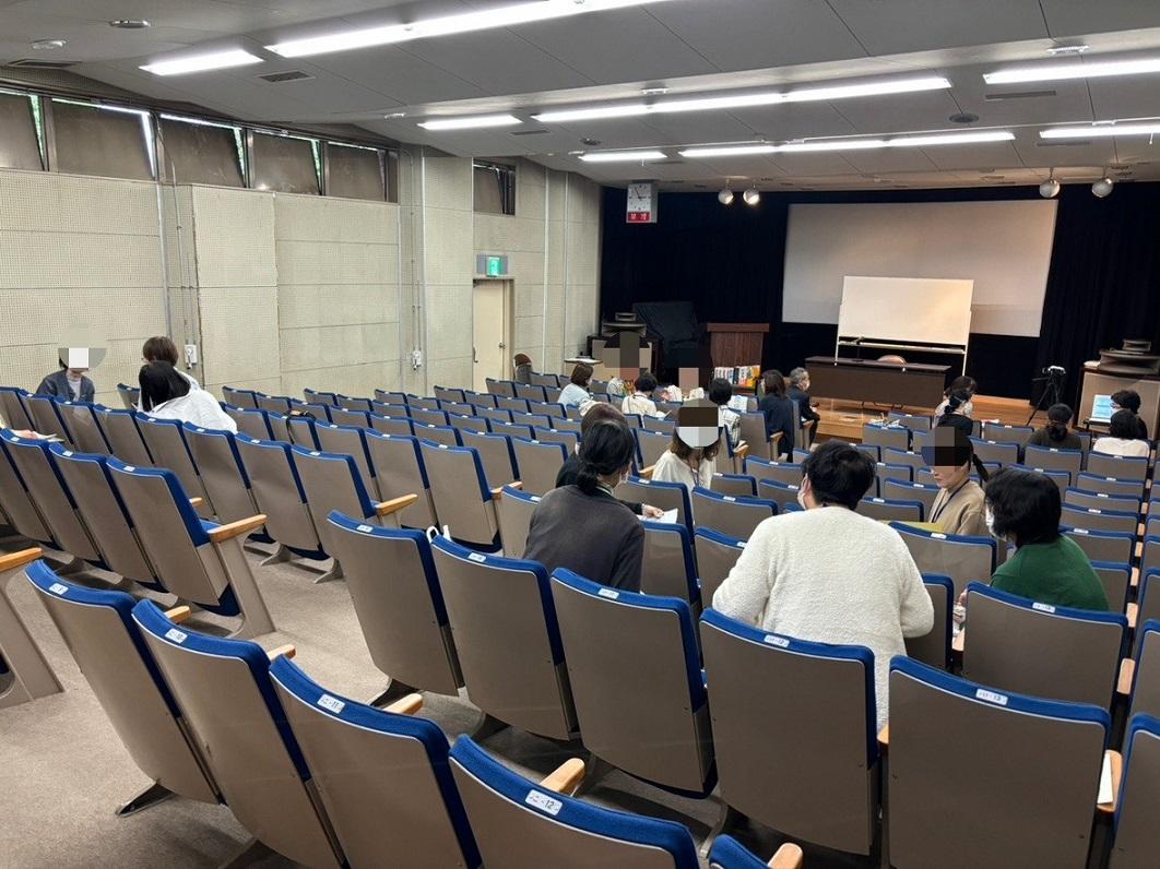 グループで相談している様子