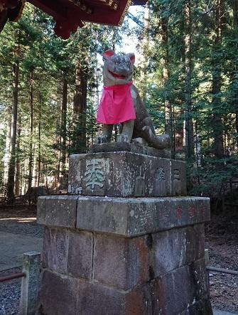 三峰神社の狼像