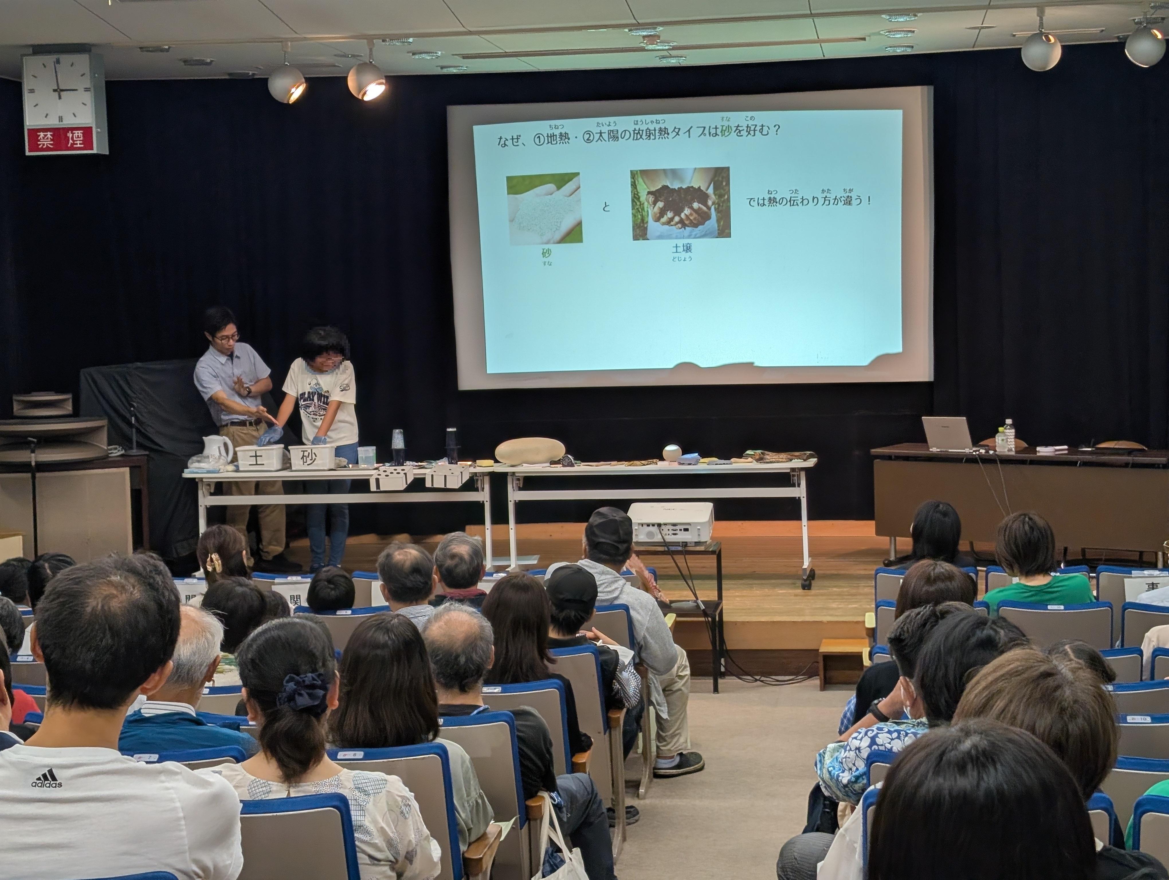 田中先生と参加者が実験している写真