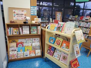 ミニ展示「お菓子の世界へようこそ!」の本を展示している様子