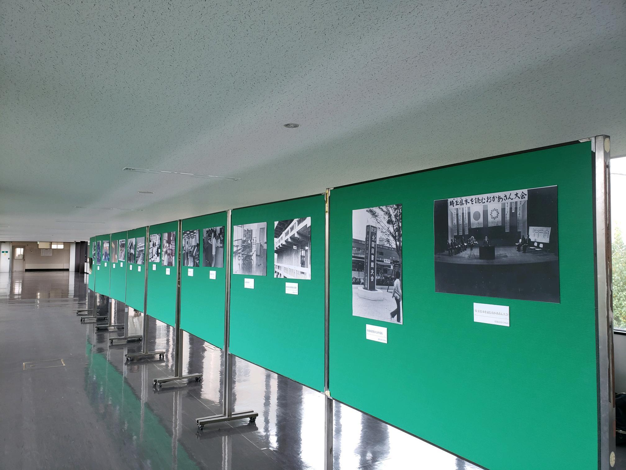 県庁渡り廊下展示写真2