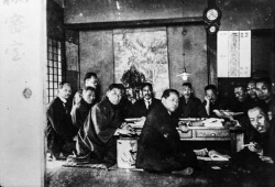 電燈のともされた立憲民政党県支部の武蔵会館(大正年間)